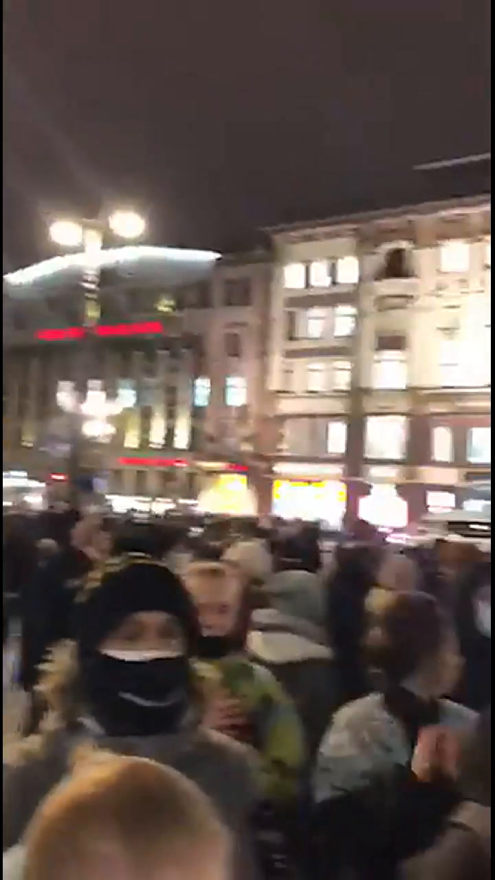 una multitud protestó en San Petersburgo contra la guerra, mientras crece la ofensiva de Putin