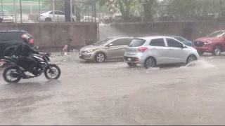 Tráfico lento en colonia Loarque por calles inundadas tras lluvias