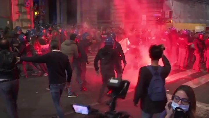 Anti-covid pass protestors clash with police in Rome
