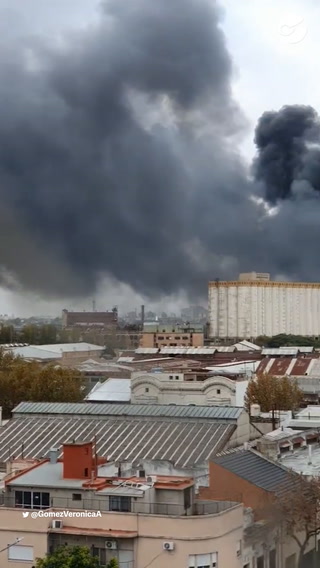 Alarma por un incendio en una fábrica de colchones en Avellaneda