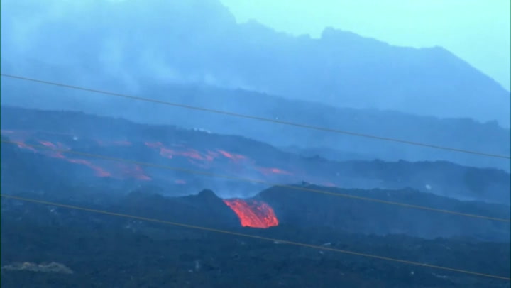 River of molten rock moves towards La Palma town