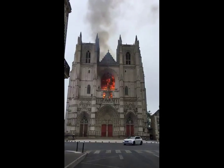 Impresionante incendio en la catedral gótica de Nantes: creen que fue intencional - Fuente: Twitter