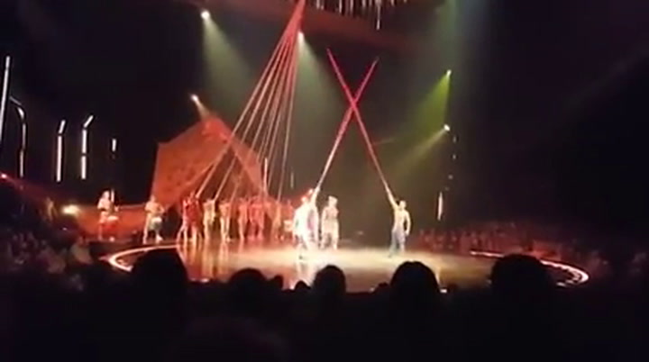 El momento que un acróbata del Cirque du Soleil se cae en un show y muere