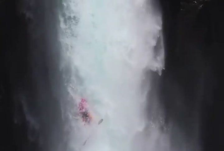 Kayakista da un intrépido salto desde una cascada de 41 metros - Fuente: Twitter