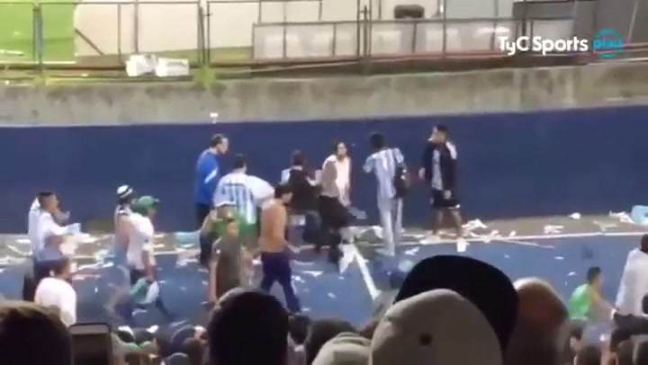 Incidentes y golpes entre hinchas de Racing durante el clásico contra Independiente