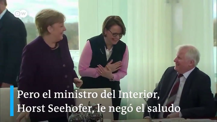 El ministro del Interior alemán se negó a estrechar la mano de la canciller Angela Merkel