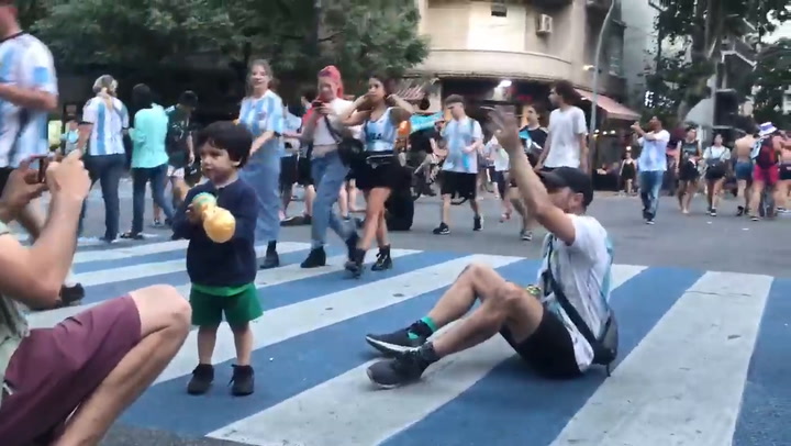 Peter Lanzani festejó en la calle el triunfo de la Argentina (Video: Twitter)