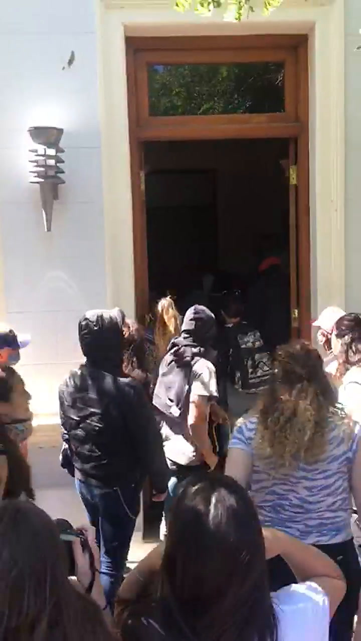 Chubut: grupos antimineros provocaron destrozos en la oficina del gobernador Mariano Arcioni