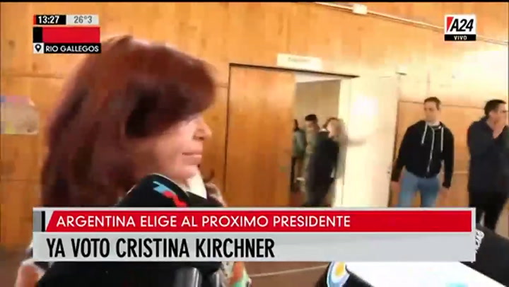 Cristina Fernández de Kirchner habló con la prensa tras votar - Gentileza: A24