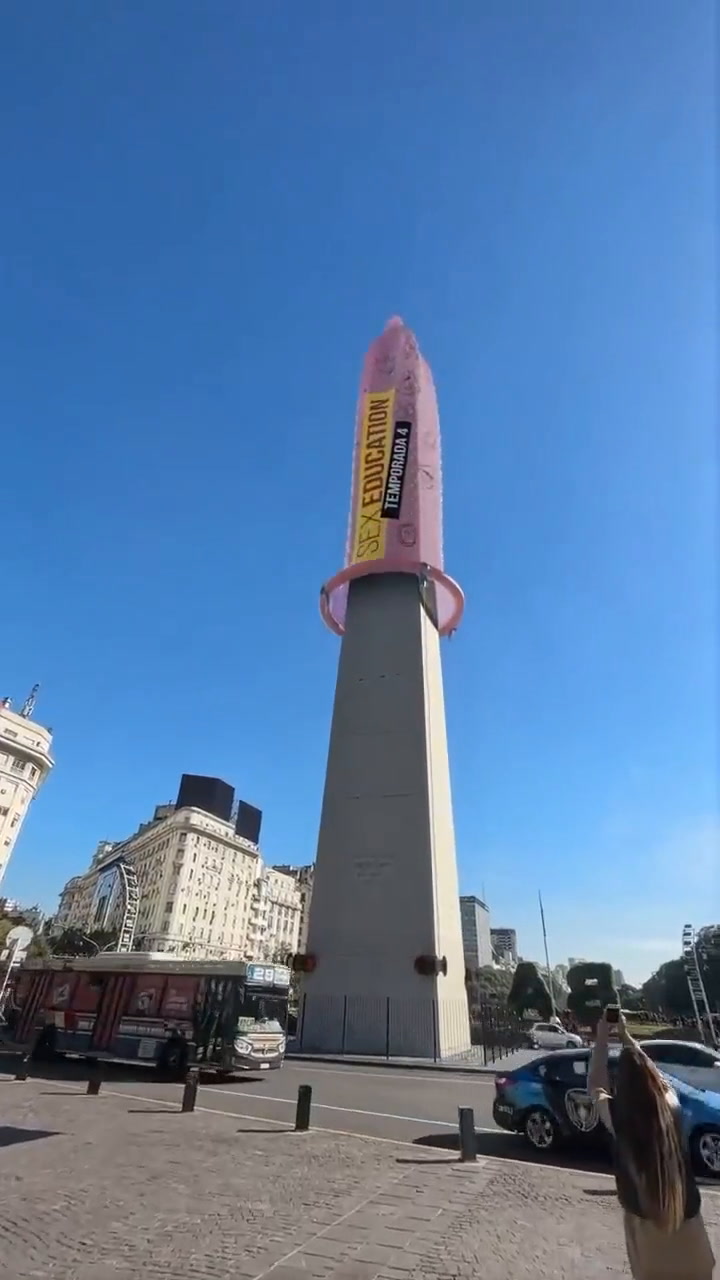 El preservativo que cubre al Obelisco para la serie británica Sex Education