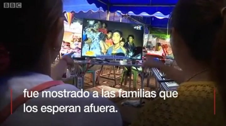 Las familias de niños tailandeses comentan sobre el video en el que se ven saludables – Fuente: BBC