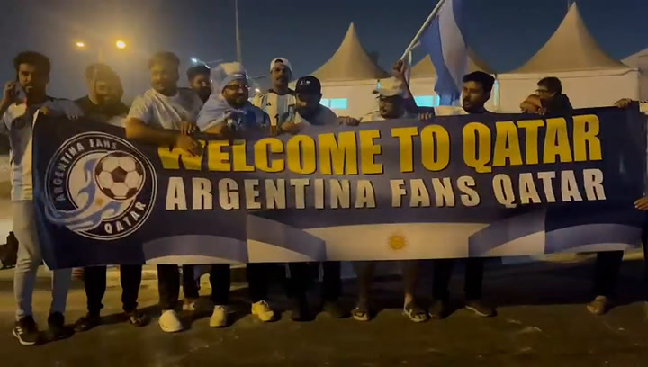 Hinchas argentinos esperan la llegada de Argentina a la concentración de Doha