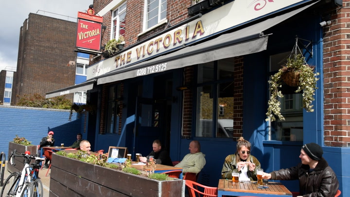Lockdown ease: London pub welcomes customers outdoors