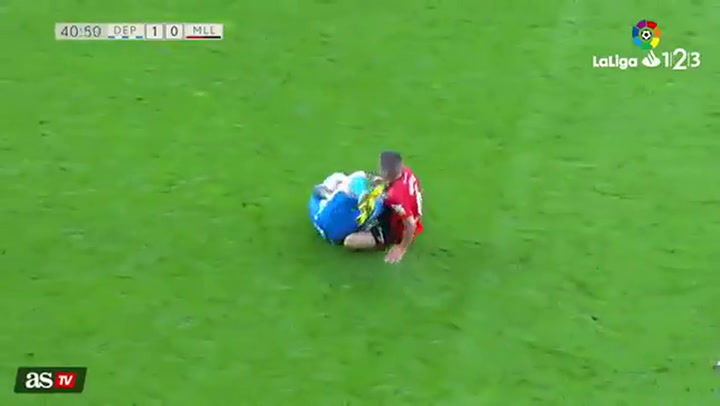 La increíble patada que lo dejo sangrando al jugador de La Coruña. Fuente: Youtube