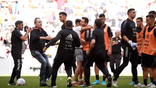 Un hincha invadió el campo del San Mamés para abrazar a Lionel Messi
