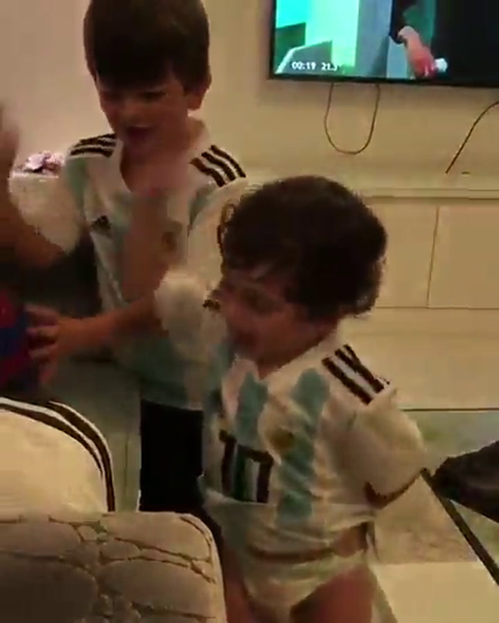 Los chicos ya están preparados para el Mundial: el aliento de los hijos de Messi - Fuente: Twitter