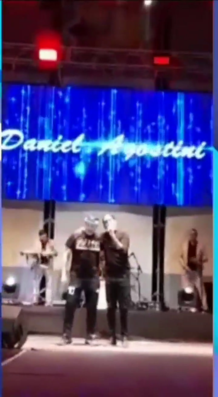 El baile en el escenario de Gustavo Menendez con Daniel Agostini