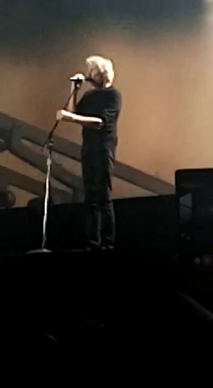 Roger Waters tocando en vivo en el Estadio Único de La Plata