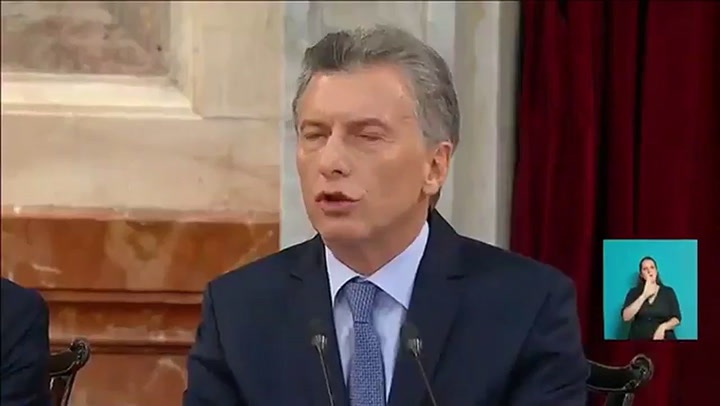 Sucesivas ovaciones del bloque de Cambiemos ante el discurso de Macri