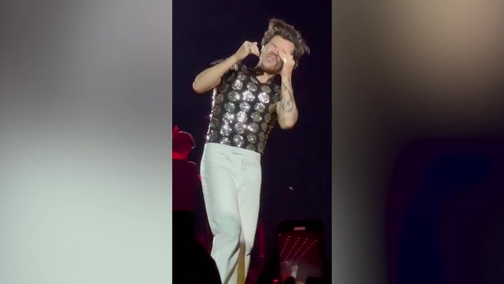 Harry Styles hit in eye after skittles thrown during Los Angeles concert
