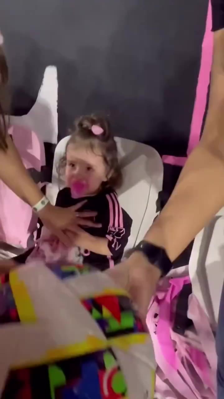 Messi le pegó un pelotazo a una niña y se viralizó la reacción de su padreQue Estaban A Su Alrededor...