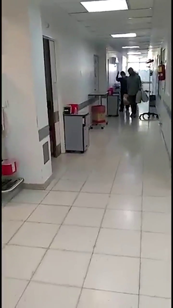 La emotiva salida del hospital de una mujer de 84 años recuperada del coronavirus - Fuente: Twitter
