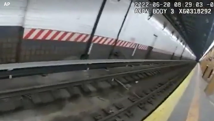 ¡Viva de milagro!,  rescatan a una mujer que cae en los rieles del metro de Nueva York 