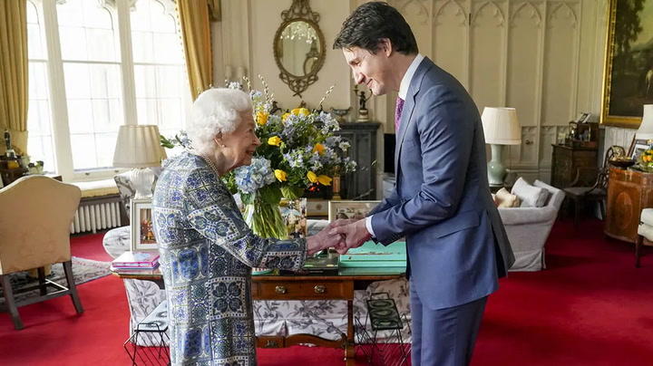 Queen’s subtle nod to Ukraine as she welcomes Trudeau for first in-person meeting since catching Covid