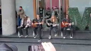 Megadeth dio un show acústico en la puerta de su hotel