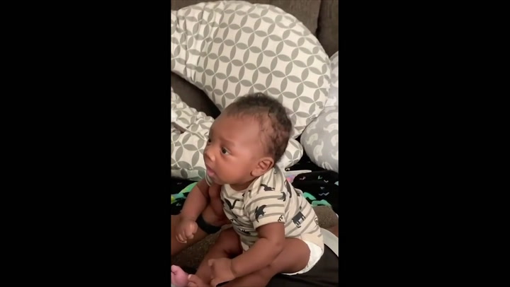 El tierno video del bebé de dos años que dice 'hola' a sus padres