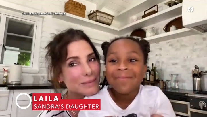 Sandra Bullock mostró por primera vez el rostro de su hija, Laila - Fuente: YouTube
