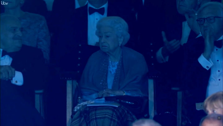 The Queen casually shrugs after Alan Titchmarsh calls her ‘heartbeat of the nation’