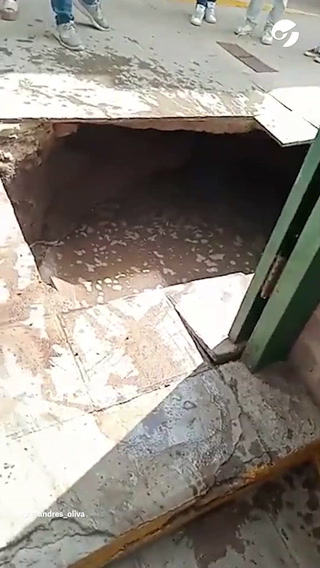 Se hundió el piso de una escuela de Córdoba y cinco alumnos cayeron a la cámara séptica
