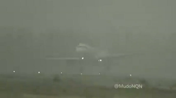 La maniobra de un avión que no pudo aterrizar en Neuquén, por los fuertes vientos