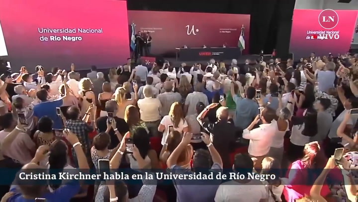 Así fue la entrada de Cristina Kirchner a la Universidad de Rio Negro