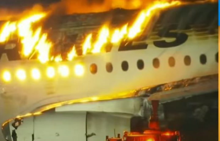 Se incendia un avión en el aeropuerto de Tokio