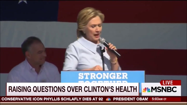 Hillary Clinton escupe una rara sustancia verde durante el Rally de Cleveland
