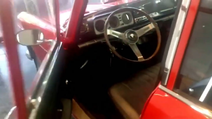 Lizy Tagliani se compró un Peugeot 404 colo rojo que se fabricó durante la década del 30 - Fuente: I