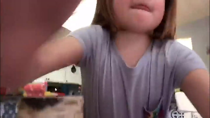 Un padre bailó durante un video escolar de su hija y se hizo viral - Fuente: Facebook