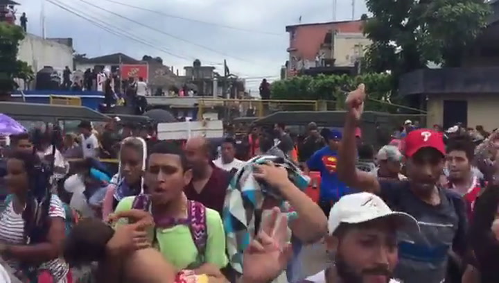 Migrantes hondureños saltan la valla en la frontera entre Guatemala y México - Fuente: Facebook