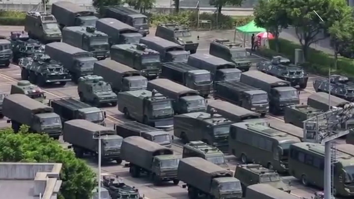 China se endurece y despliega tanques y militares en la frontera con Hong Kong - Fuente: Reuters