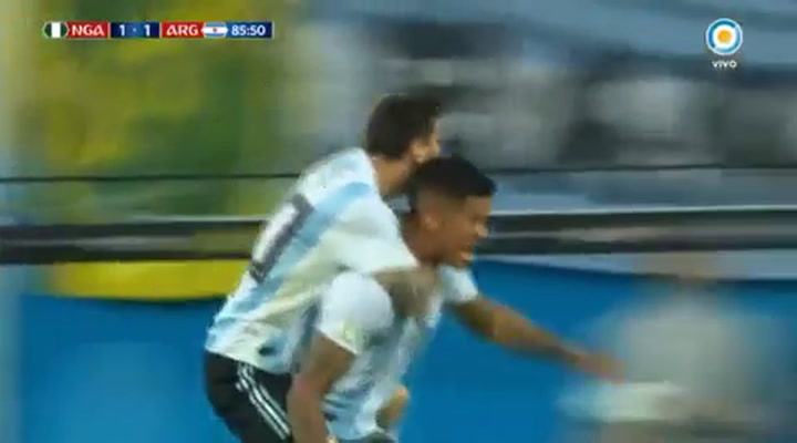 El gol de Marcos Rojo que marcó el 2-1 para la Argentina - Fuente: Tv Pública