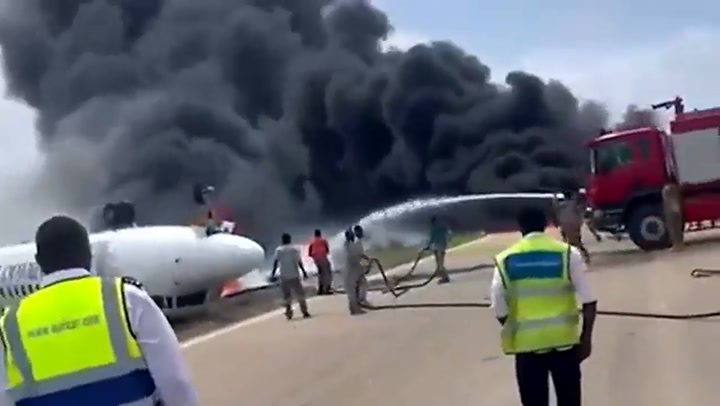 Los primeros momentos del avión que volcó en Somalia