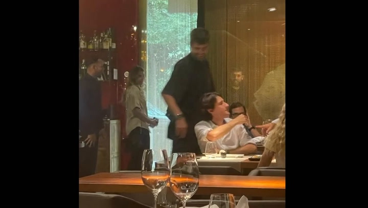 Imágenes inéditas de Piqué y Clara Chía Martí en un restaurante de Barcelona