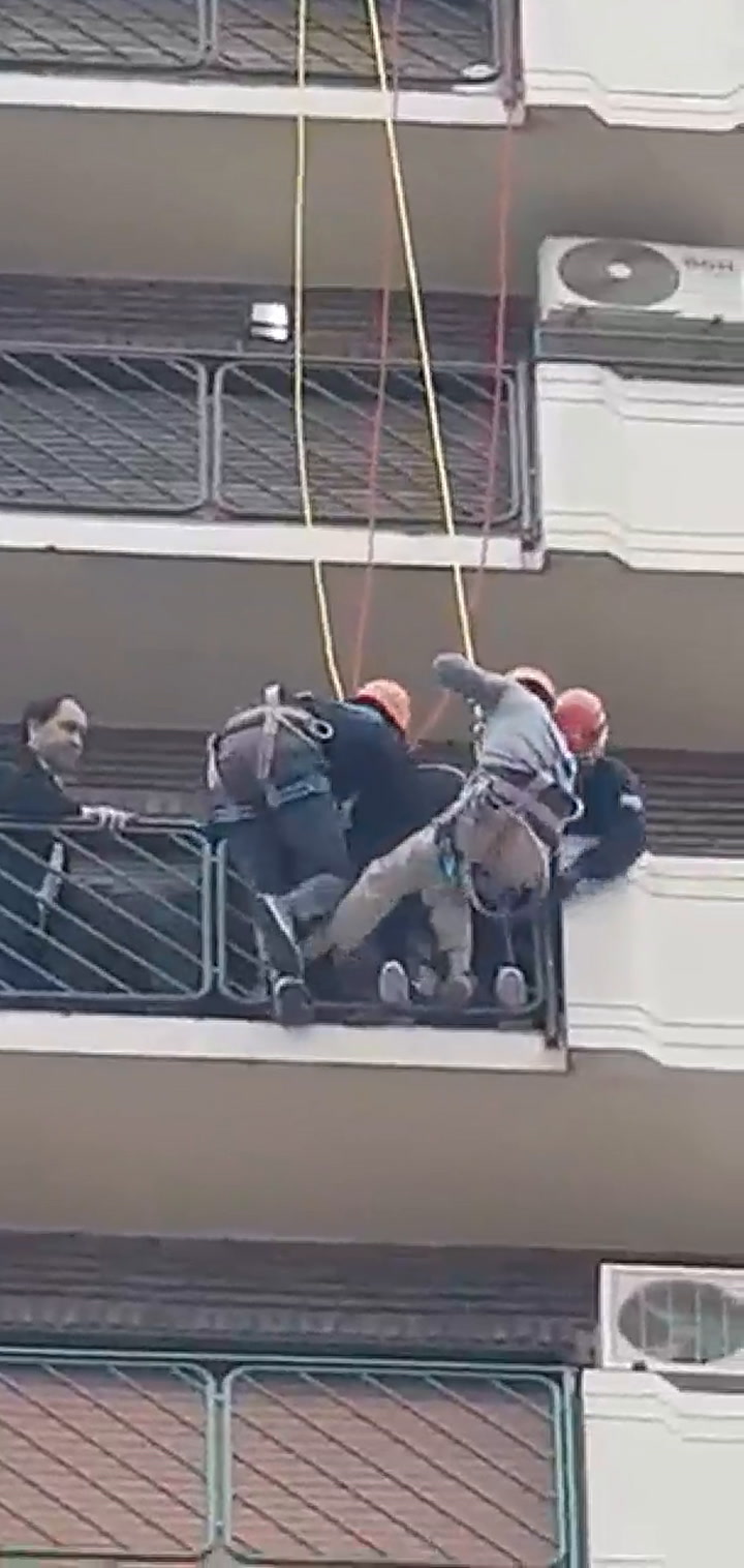 Bomberos voluntarios de La Matanza impidieron que una mujer se arrojara al vacío desde un piso 12