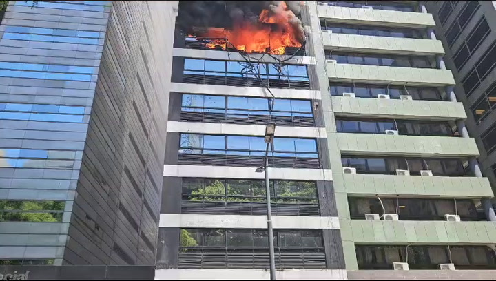 Se incendia un edificio al lado del Ministerio de Trabajo