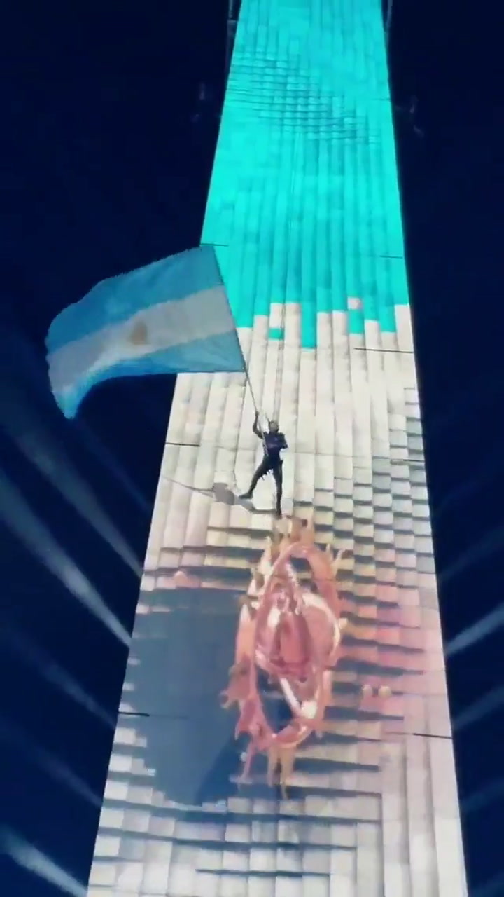 La bandera argentina desafió a la gravedad en el Obelisco - Fuente: Buenos Aires 2018