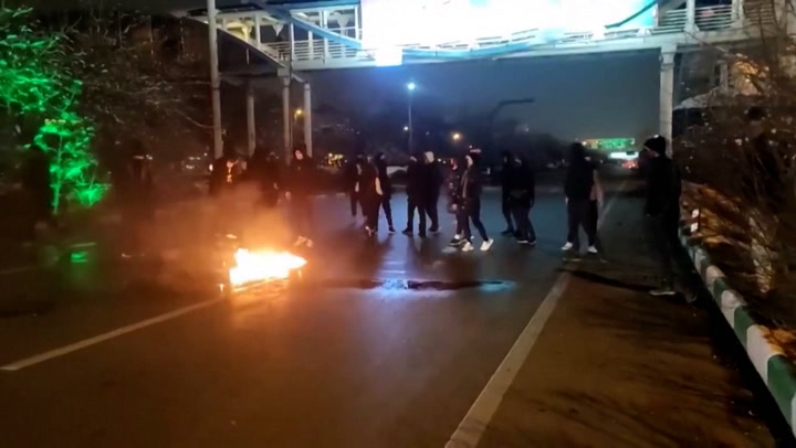 Protesters set fires in busy roads as Iranian protests continue
