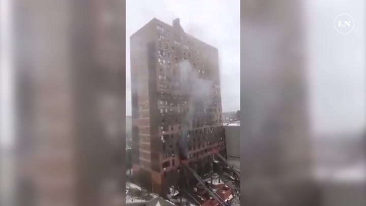 Tragedia en Nueva York: al menos 19 muertos y decenas de heridos al incendiarse un edificio