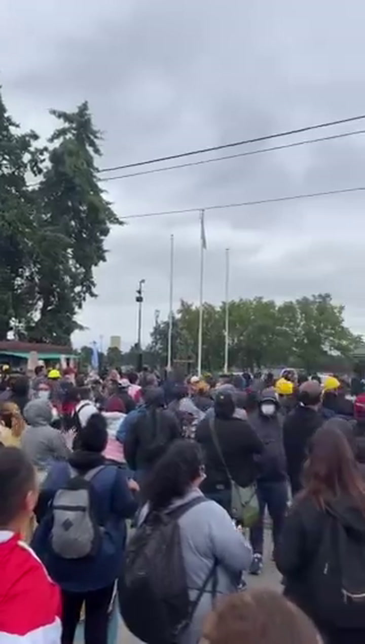 2 - Un grupo de manifestantes bloqueó el acceso al country donde vive Luis Caputo